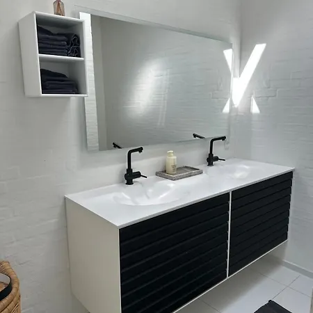 Beautiful Gem In A Quiet Setting *