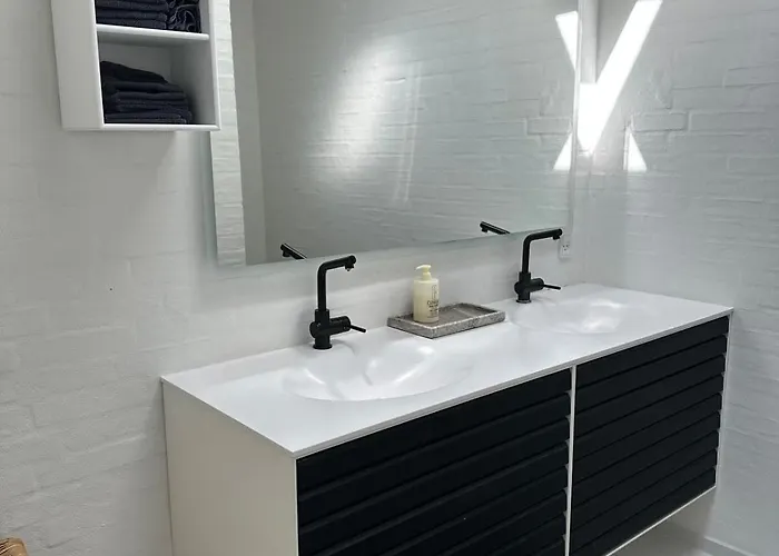 Beautiful Gem In A Quiet Setting *